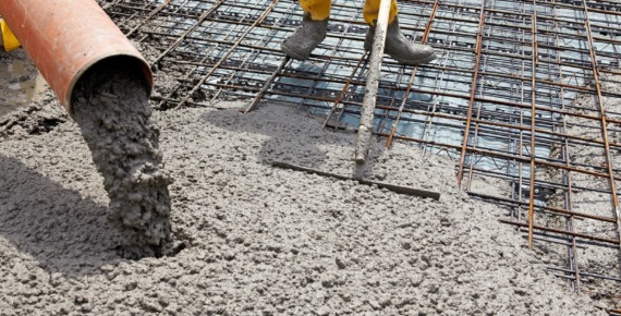 wylewanie betonu na fundament