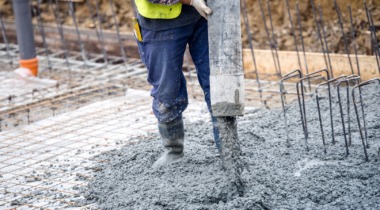 Mężczyzna trzyma maszynę wylewającą beton
