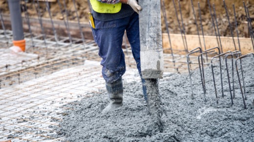 Mężczyzna trzyma maszynę wylewającą beton