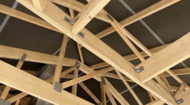 folia na dachu z drewnianą konstrukcją