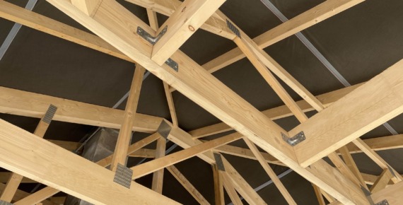 folia na dachu z drewnianą konstrukcją