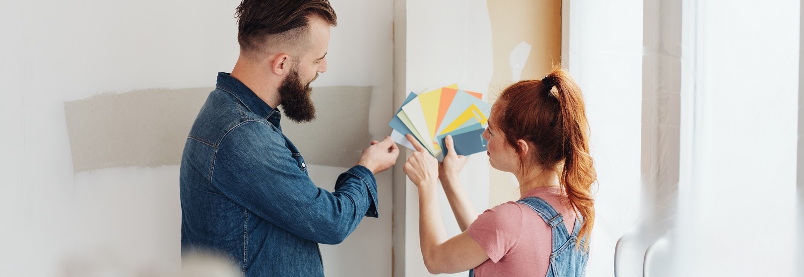 mężczyzna i kobieta wybierają kolory na ścianę