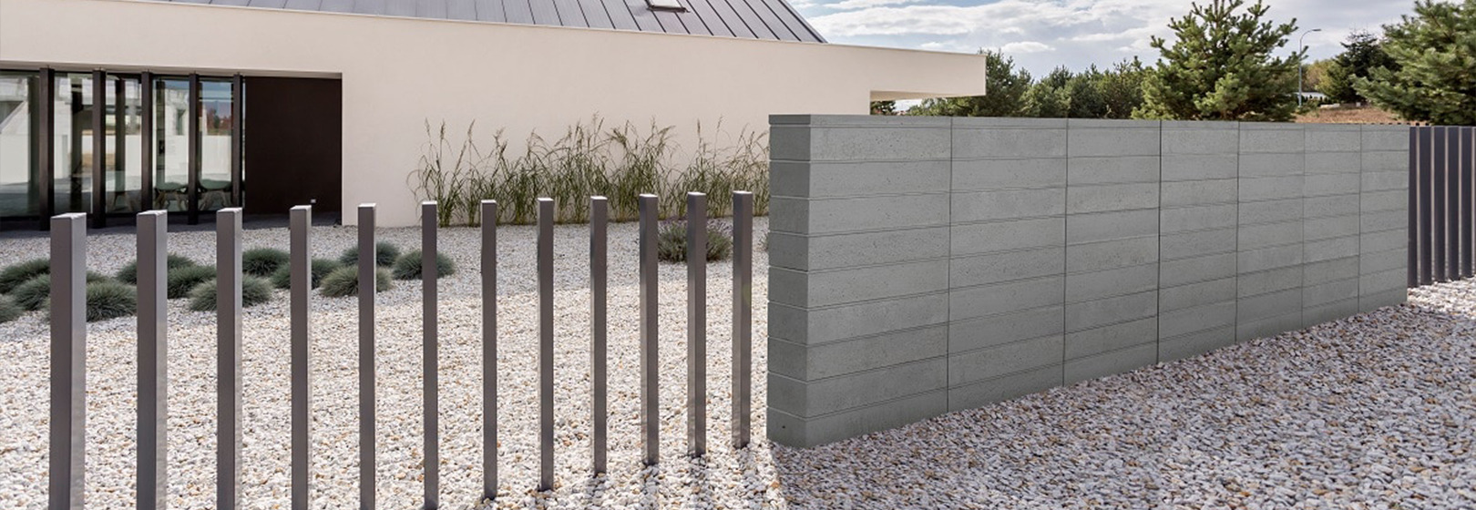 nowoczesne ogrodzenie z betonu i metalu