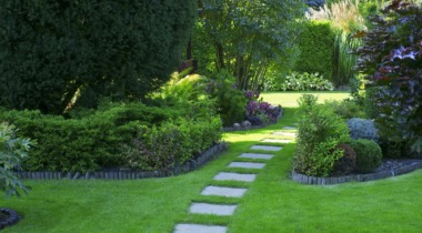 mały ogród z kamienną ścieżką