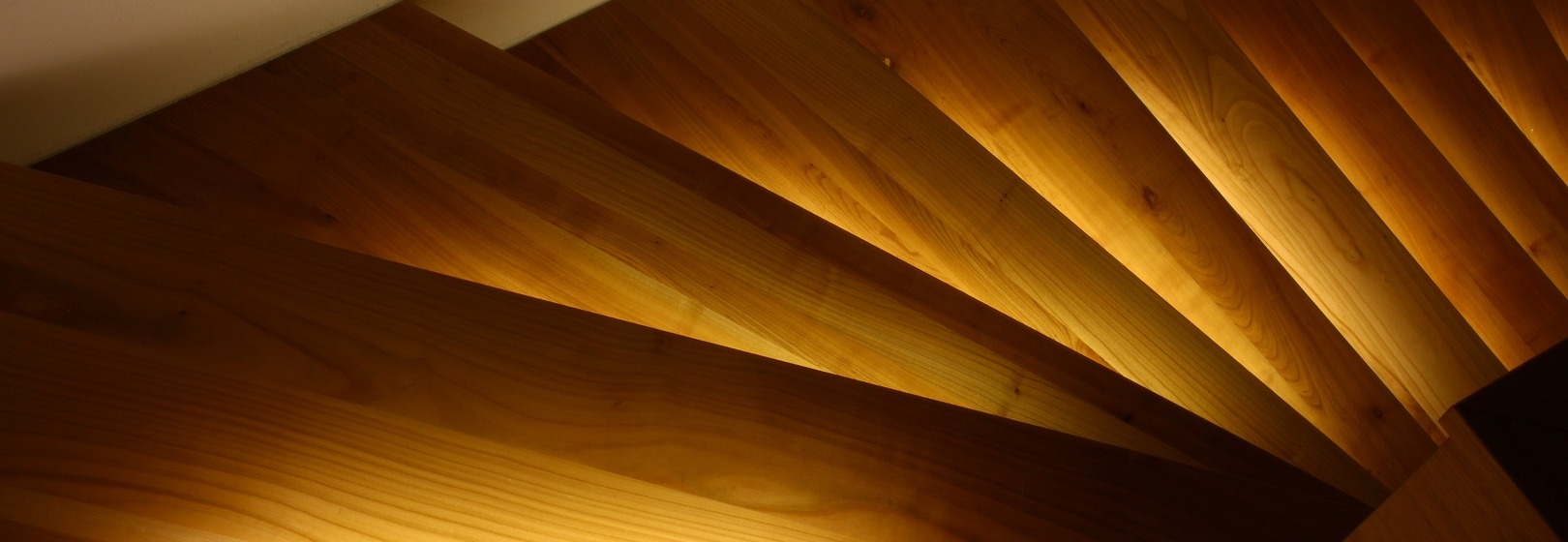 drewniane podświetlane schody zabiegowe